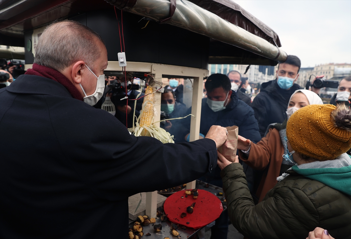 cumhurbaskani-erdogan-kestane-ve-misir-satin-alip-vatandaslara-ikram-etti-7.jpg