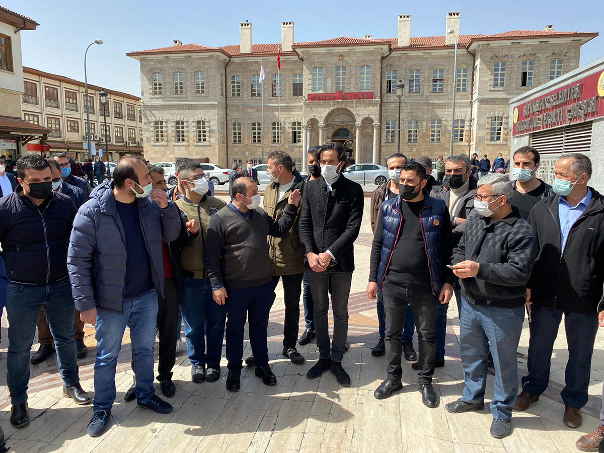 konyada-bir-grup-lokantaci-valilik-binasi-onunde-toplandi-kisitlamalarda-esneklik-istediler-001.jpg