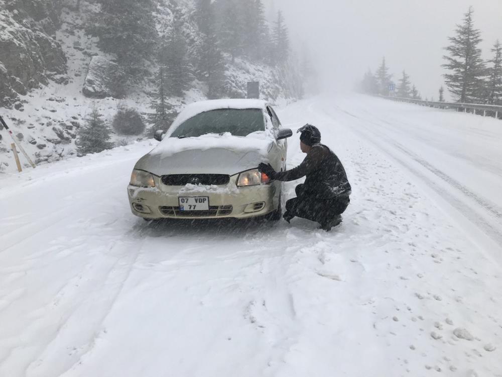 alacabel-bembeyaz-yogun-karda-kayan-tirlar-konya-antalya-yolunu-kapatti1.jpg