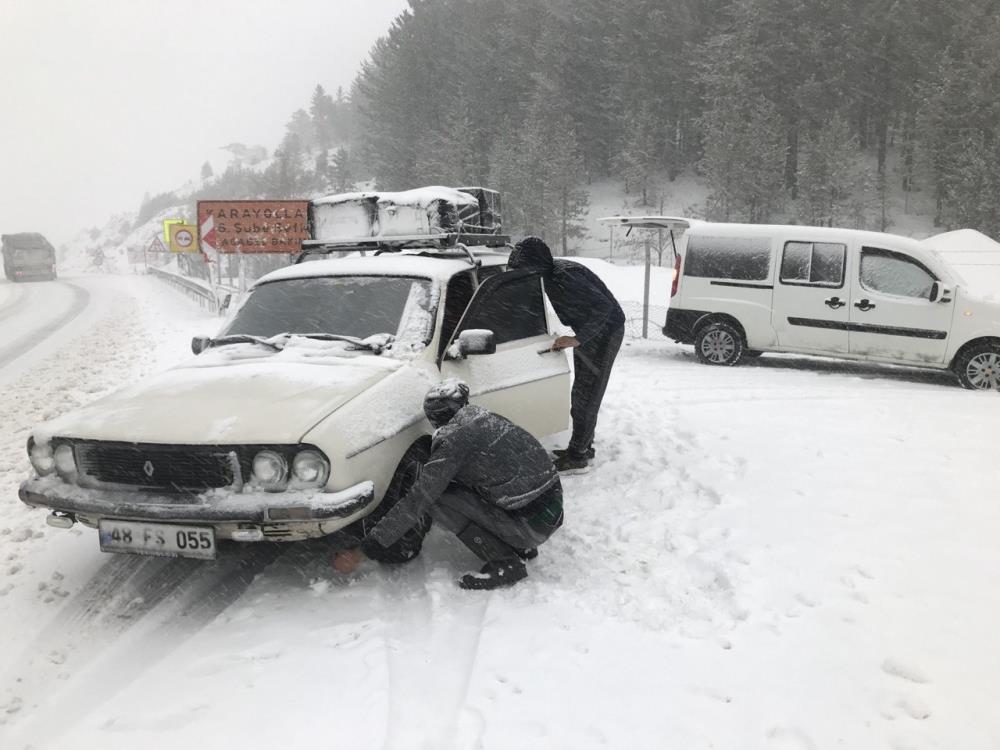 alacabel-bembeyaz-yogun-karda-kayan-tirlar-konya-antalya-yolunu-kapatti4.jpg