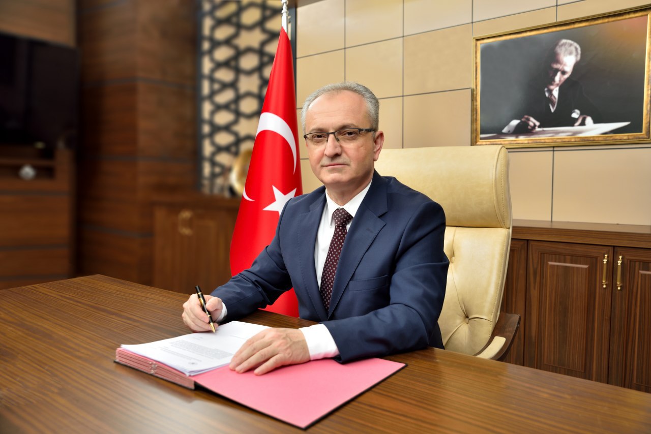 rektor-prof-dr-babur-ozcelik.jpg