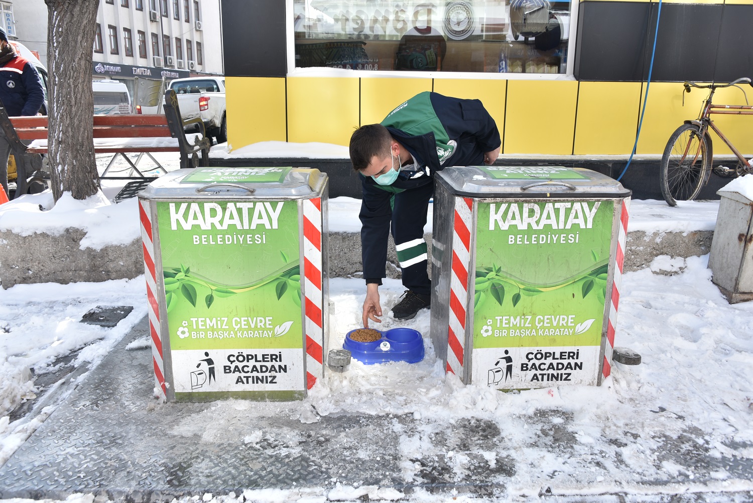 karatay-belediyesi-kar-yagisi-nedeniyle-yiyecek-bulmakta-zorlanan-sokak-hayvanlarini-unutmadi-2.jpg