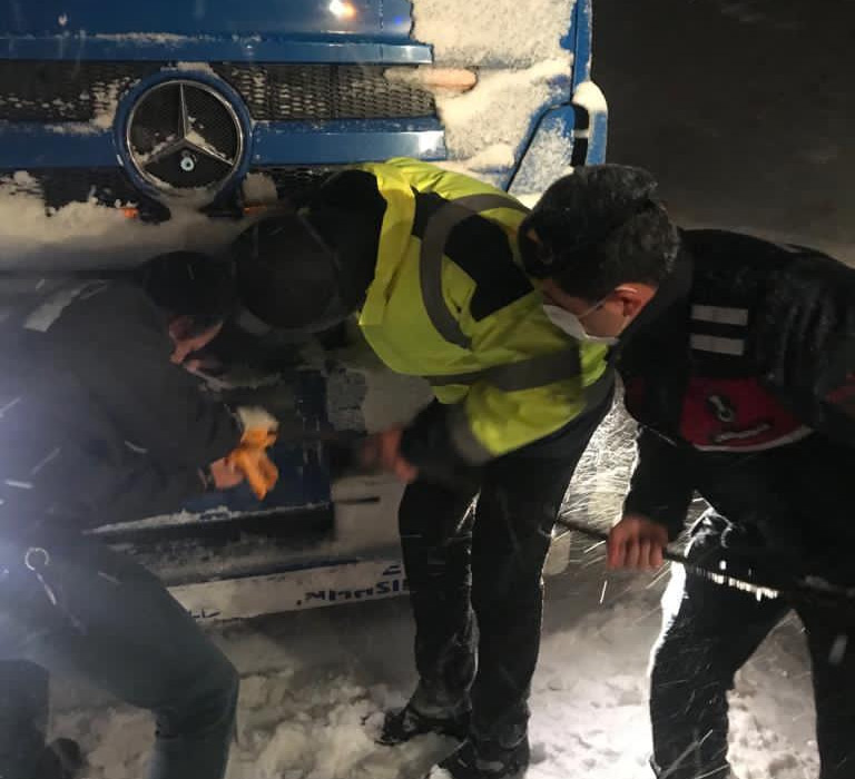 konyada-kar-nedeniyle-yolda-kalan-aile-ile-tir-surucusunu-ekipler-kurtardi1.jpg