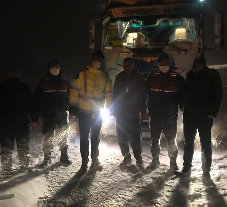 konyada-kar-nedeniyle-yolda-kalan-aile-ile-tir-surucusunu-ekipler-kurtardi3.jpg