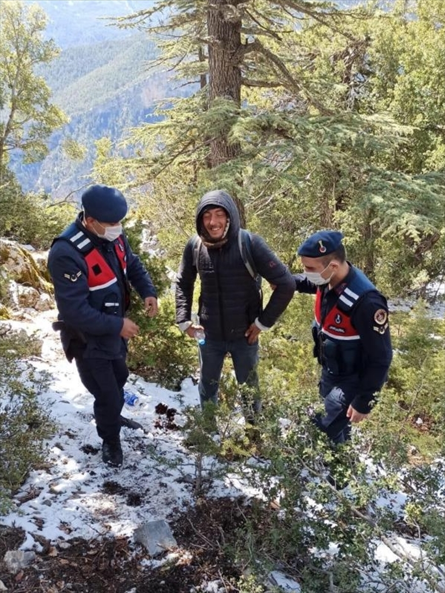 karda-mahsur-kalan-kayip-genc-kurtarildi1-2.jpg