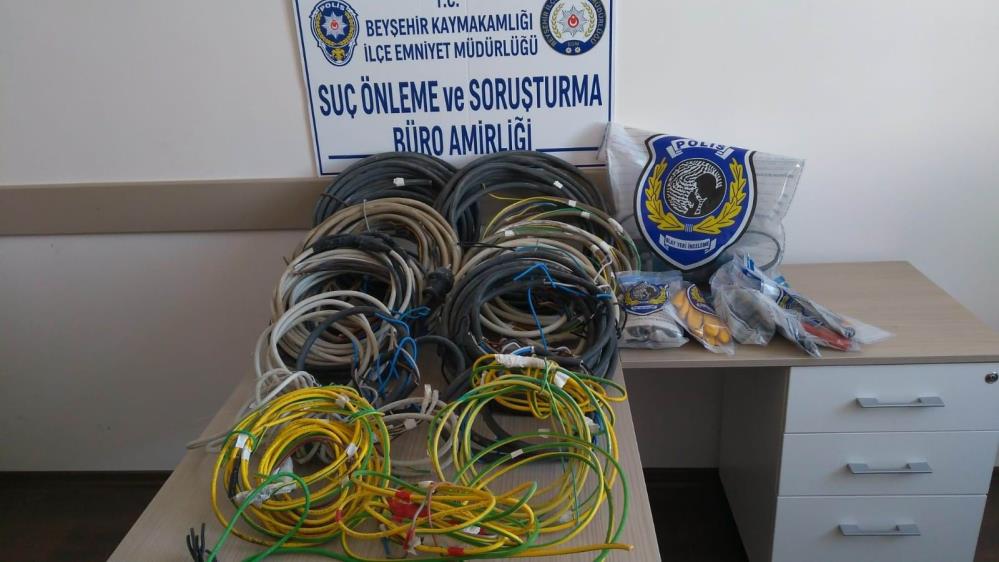 konyada-caldiklarini-calinti-valize-dolduran-hirsiz-polisin-dikkatiyle-yakalandi-001.jpg