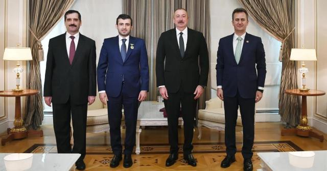 tarihi-an-aliyev-selcuk-bayraktara-madalya-takti-002.jpg