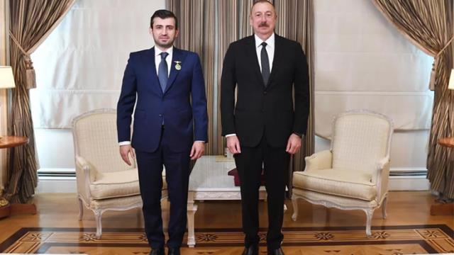 tarihi-an-aliyev-selcuk-bayraktara-madalya-takti.jpg