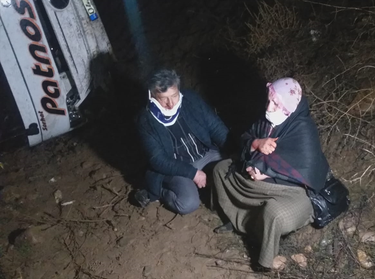 tarlaya-ucan-yolcu-otobusu-devrildi-cok-sayida-yarali-var.jpg