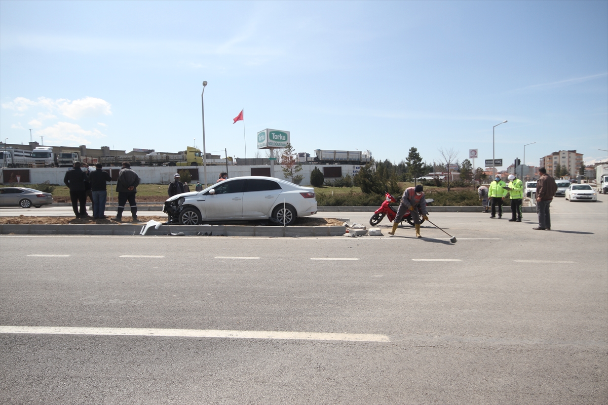 konyada-carpisan-otomobil-ile-motosikletin-suruculeri-yaralandi-3.jpg