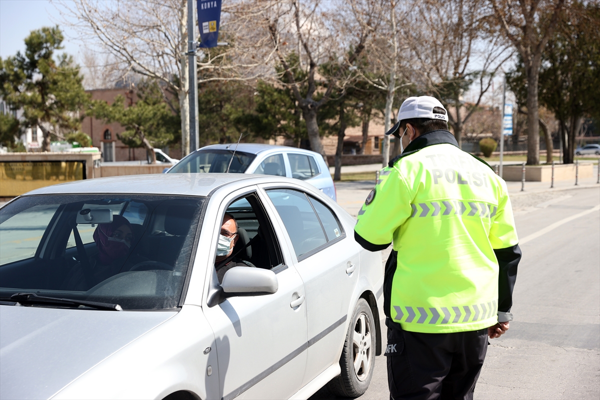 konyaya-yeniden-gelen-cumartesi-kisitlamasinda-polis-ekip-ekipleri-alarmda-3.jpg