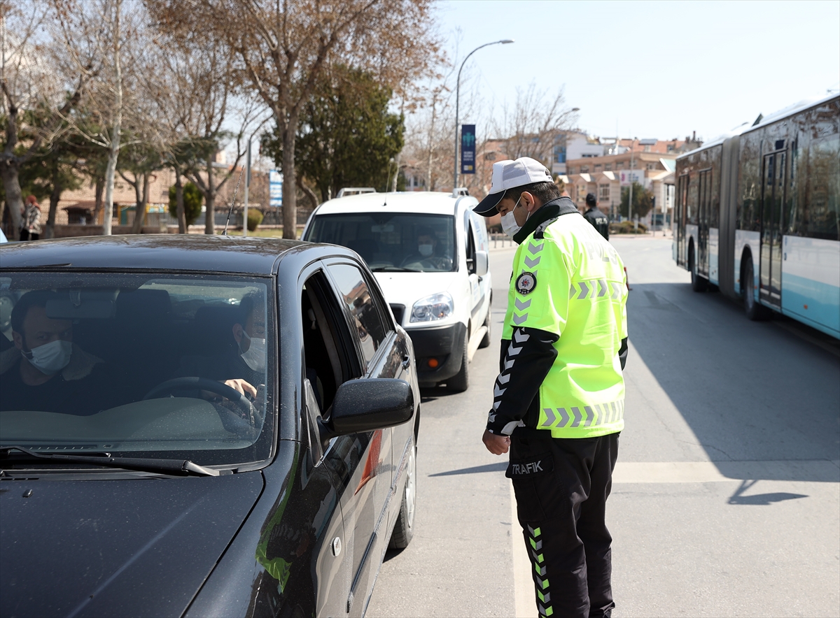 konyaya-yeniden-gelen-cumartesi-kisitlamasinda-polis-ekip-ekipleri-alarmda-6.jpg