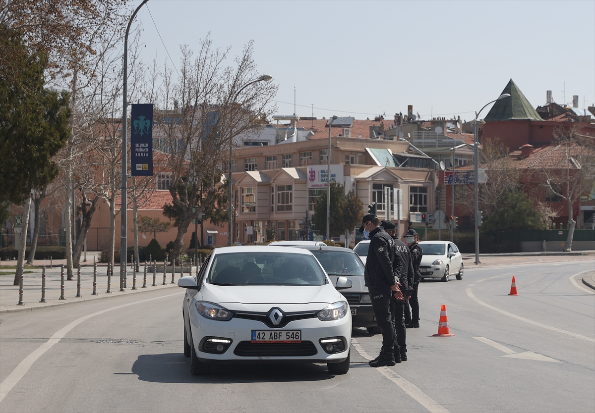 konyaya-yeniden-gelen-cumartesi-kisitlamasinda-polis-ekip-ekipleri-alarmda-8.jpg