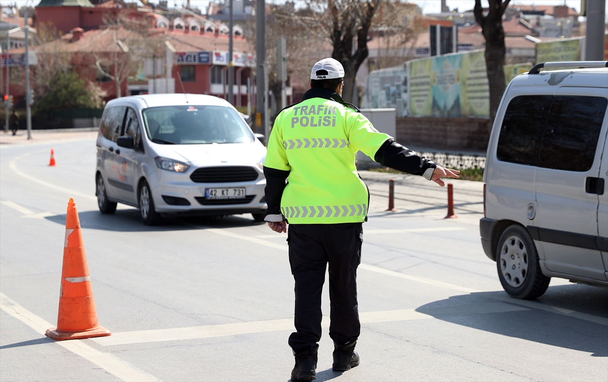 konyaya-yeniden-gelen-cumartesi-kisitlamasinda-polis-ekip-ekipleri-alarmda-9.jpg