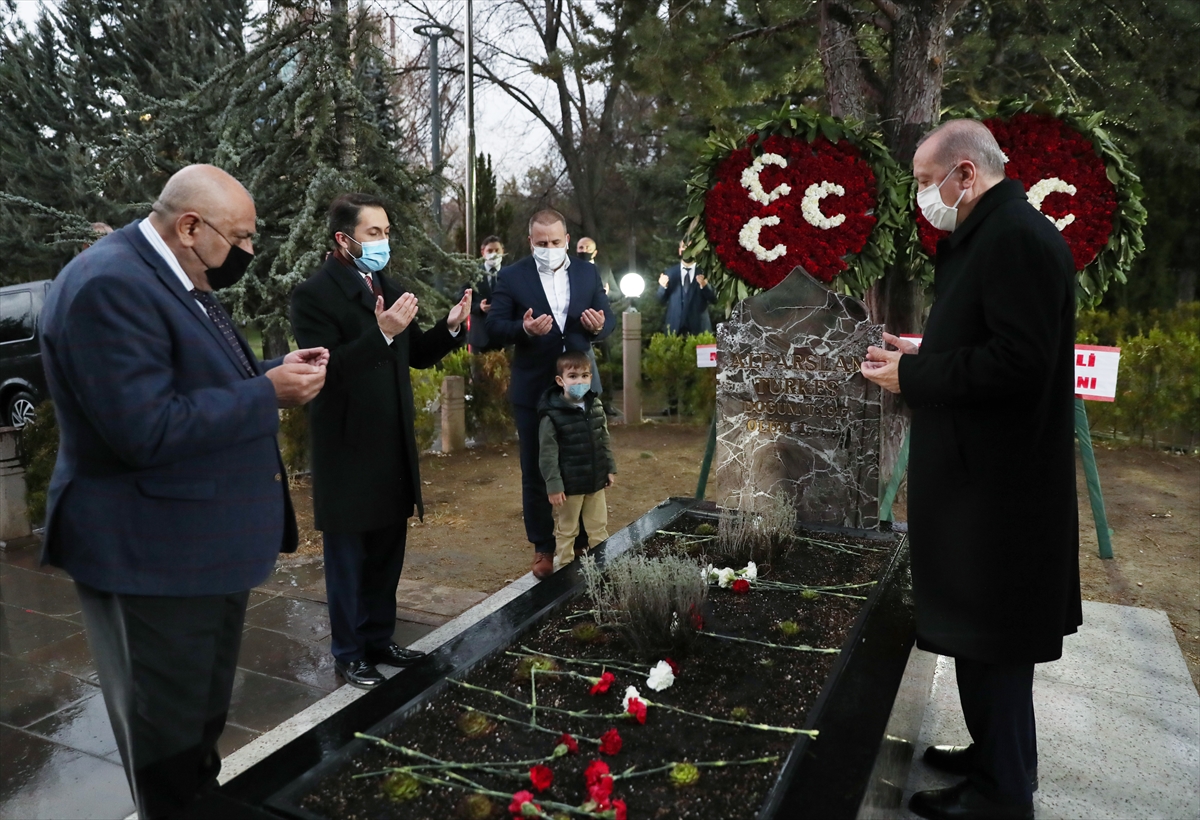 cumhurbaskani-erdogandan-alparslan-turkesin-anit-mezarina-ziyaret-4.jpg