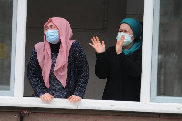 en-aci-veda-4-saat-arayla-koronadan-olen-anne-ve-babaya-pencereden-gozu-yasli-ugurlama-001.jpg