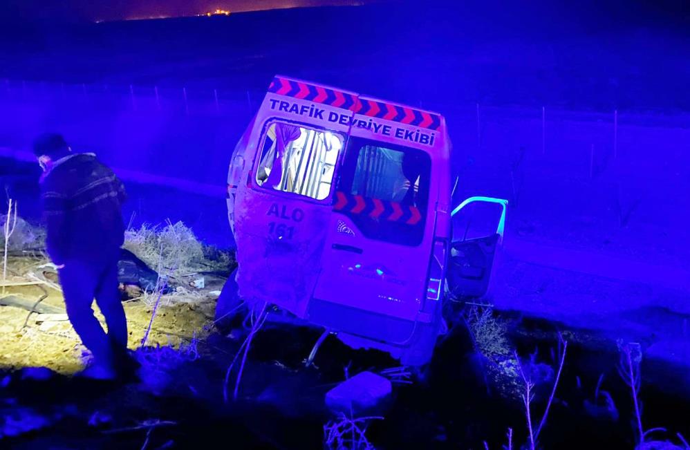 alkollu-surucu-trafik-devriye-minibusune-carpti-1-olu-1-yarali-002.jpeg
