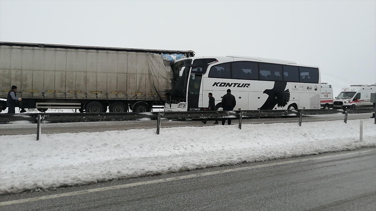 konya-tir-otobus-kazasi-6-yarali-001.jpg