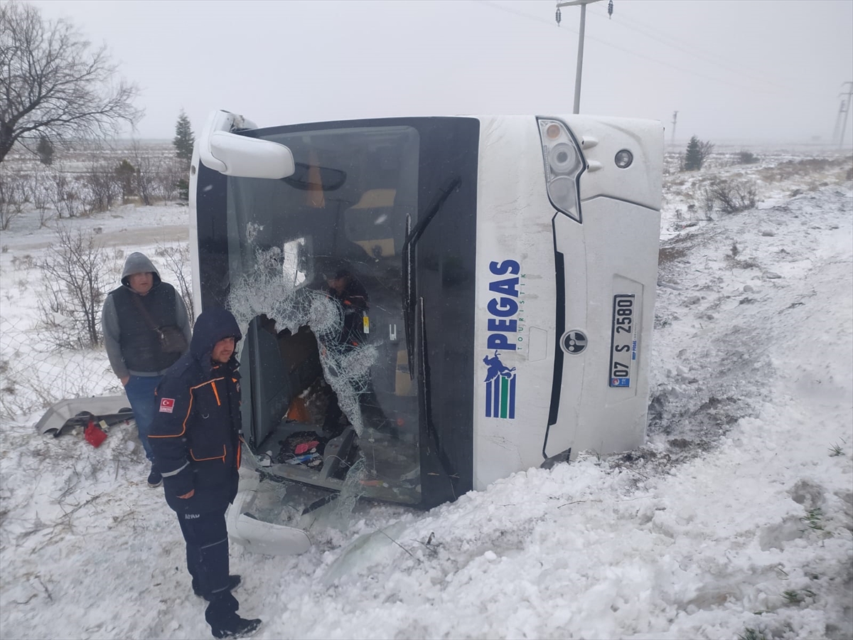 konyada-tur-otobusu-devrildi.jpg