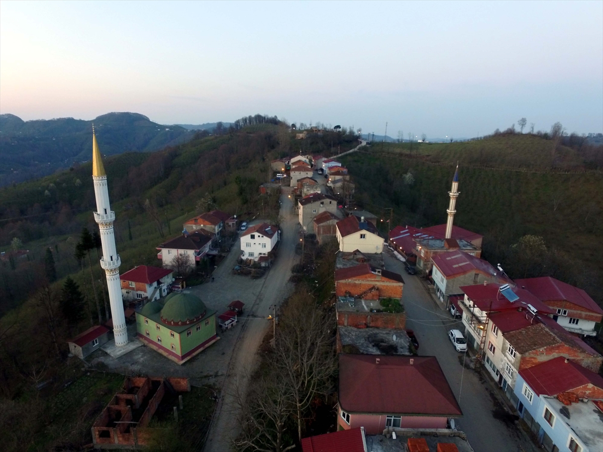 ayni-cadde-uzerinde-1-dakika-arayla-iftar-yapiyorlar.jpg