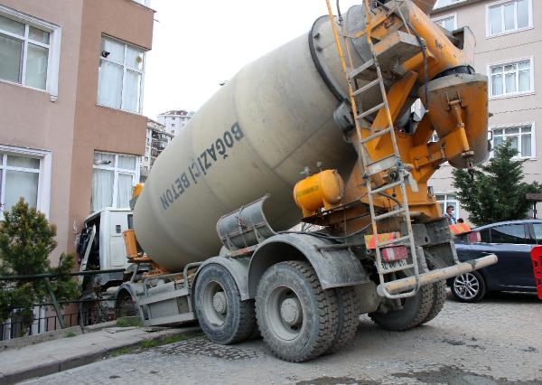 beton-mikseri-7-katli-biraya-carpti-deprem-oluyor-sandilar-001.jpg