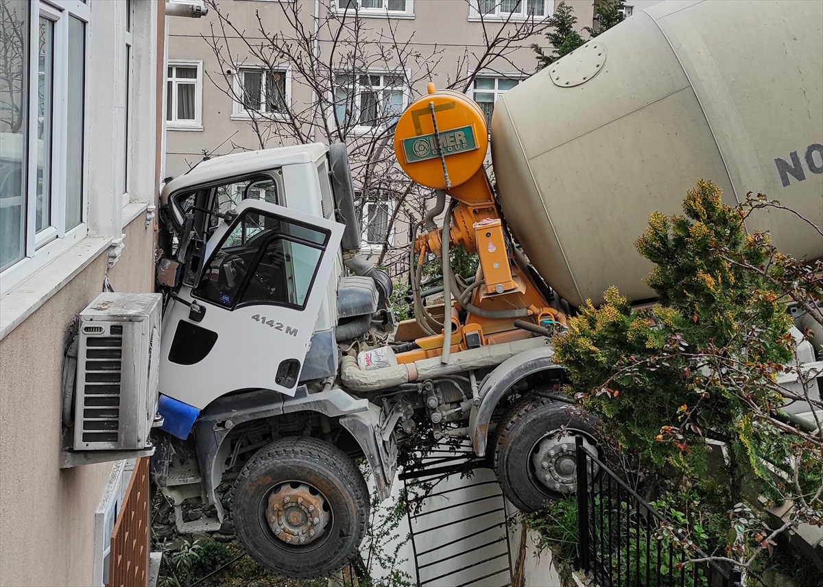 beton-mikseri-7-katli-biraya-carpti-deprem-oluyor-sandilar.jpg