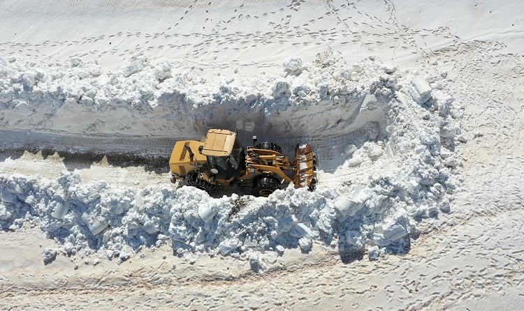 kar-kalinliginin-10-metreyi-buldugu-bolgede-yol-acma-calismalari-suruyor1.jpg