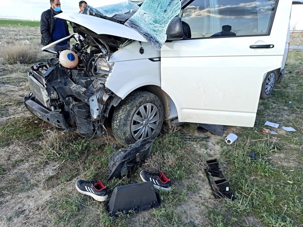 konya-yolunca-feci-kaza-bariyerlere-carpan-minibus-tarlaya-dustu-001.jpg
