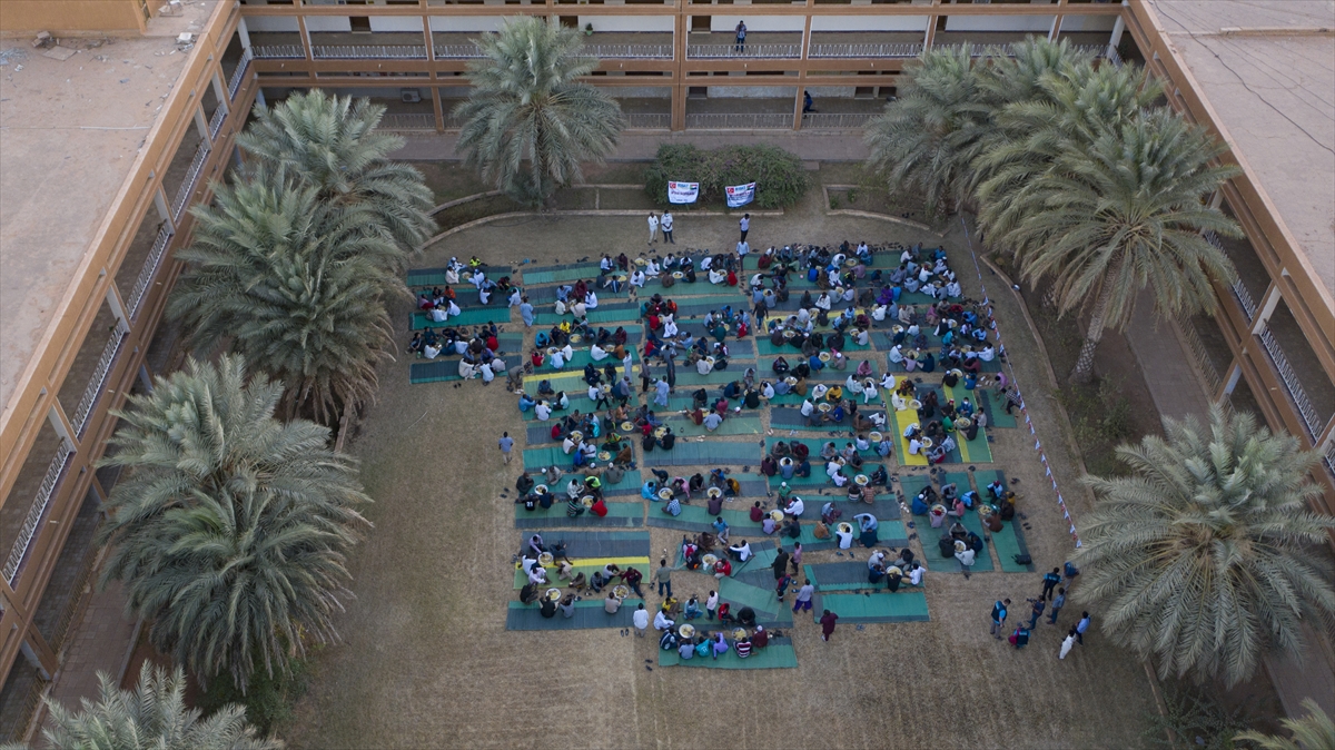 ribat-vakfi-sudanda-uluslararasi-afrika-universitesinde-okuyan-1500-ogrenciye-iftar-verdi-002.jpg