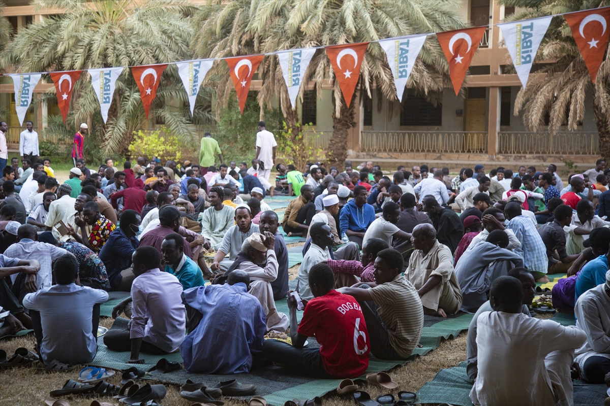 ribat-vakfi-sudanda-uluslararasi-afrika-universitesinde-okuyan-1500-ogrenciye-iftar-verdi.jpg