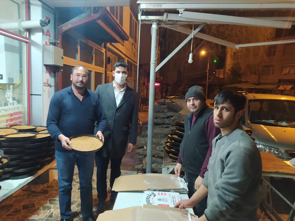 kadinhaninda-sahur-vaktine-kadar-vazgecilmez-lezzetin-telasi-var-tahinli-pide-005.jpg