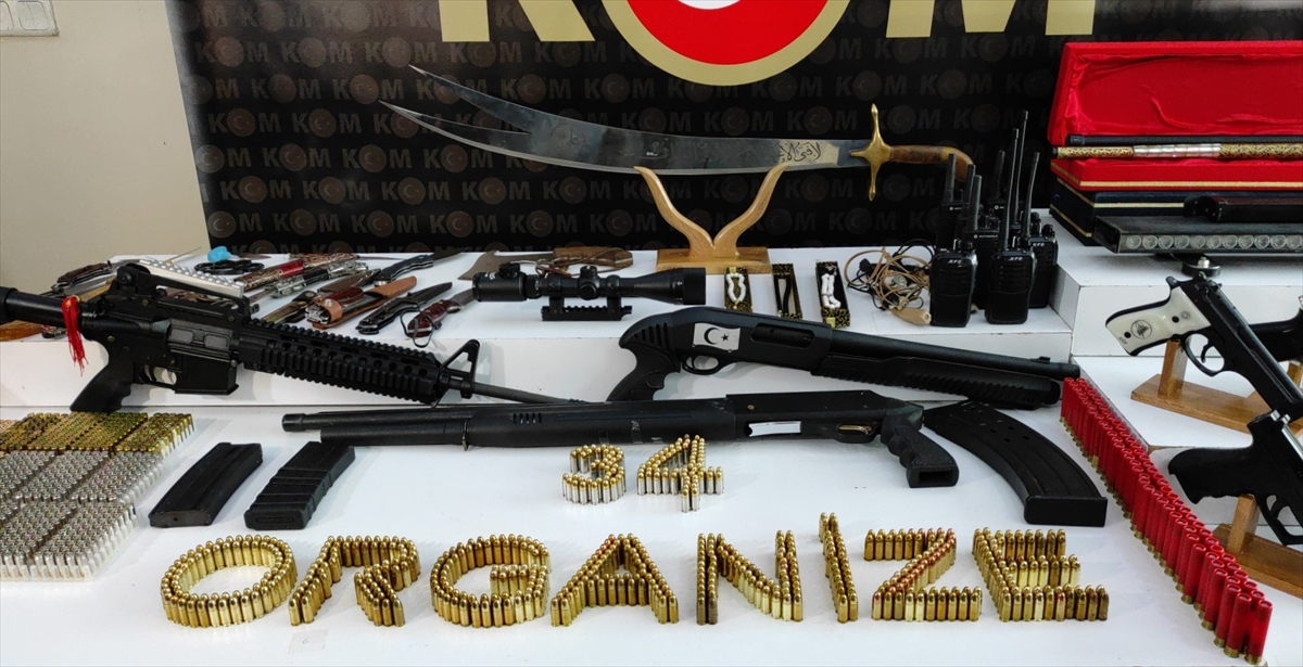 sedat-peker-grubuna-yapilan-operasyonunda-ele-gecirilen-silahlar-sergilendi-2.jpg