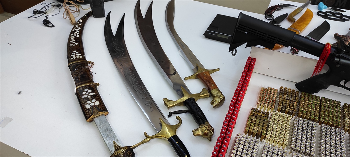 sedat-peker-grubuna-yapilan-operasyonunda-ele-gecirilen-silahlar-sergilendi-4.jpg