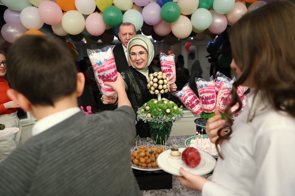 erdogan-cifti-23-nisan-ulusal-egemenlik-ve-cocuk-bayraminda-cocuklarla-iftarda-bulustu-1.jpg