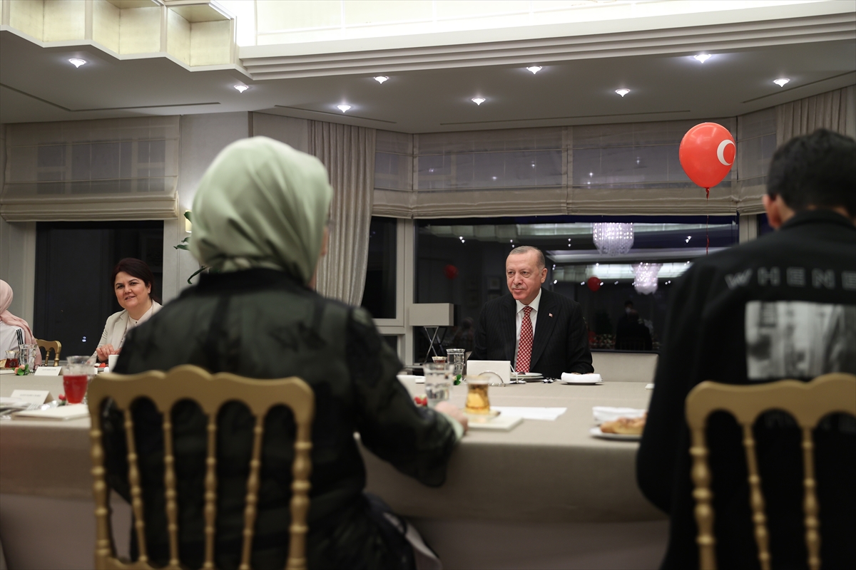 erdogan-cifti-23-nisan-ulusal-egemenlik-ve-cocuk-bayraminda-cocuklarla-iftarda-bulustu-3.jpg
