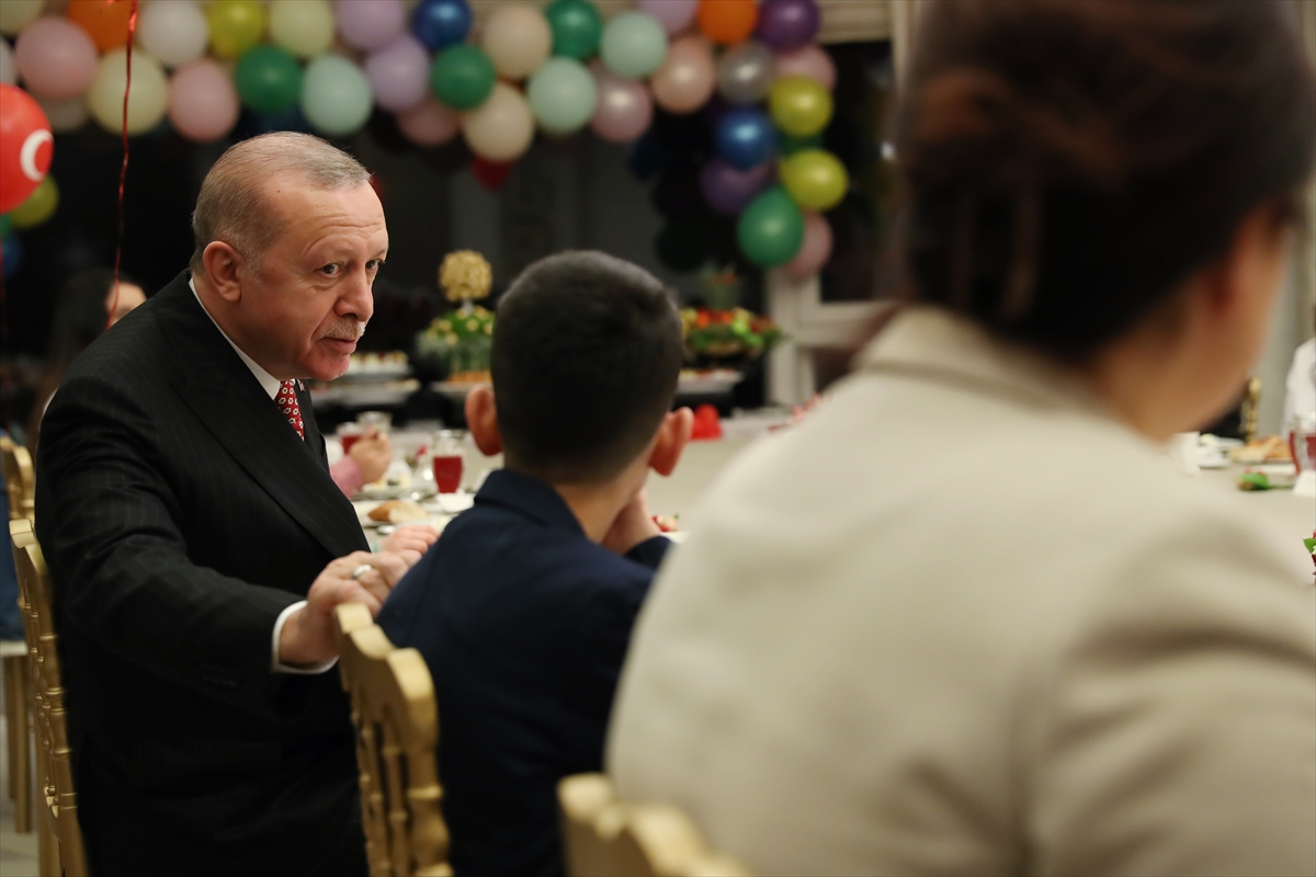 erdogan-cifti-23-nisan-ulusal-egemenlik-ve-cocuk-bayraminda-cocuklarla-iftarda-bulustu-7.jpg
