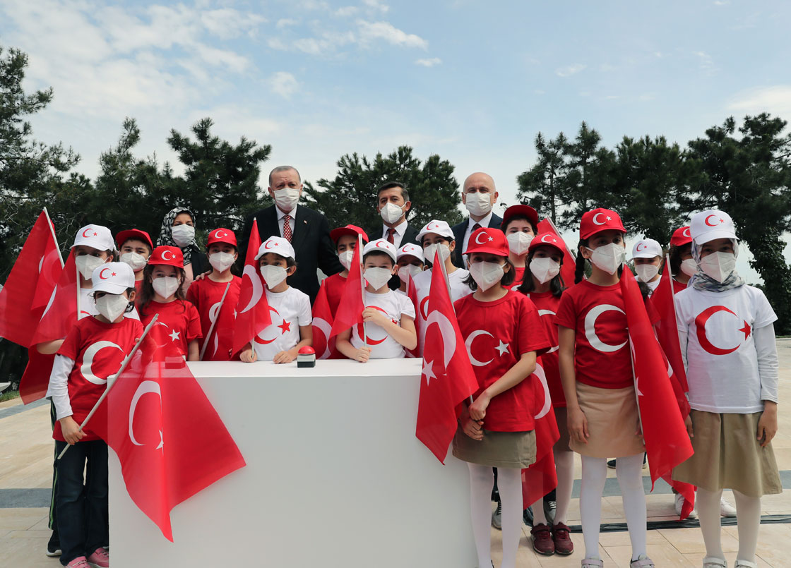 turkiyenin-en-uzun-bayrak-diregine-bayrak-cekildi1.jpg