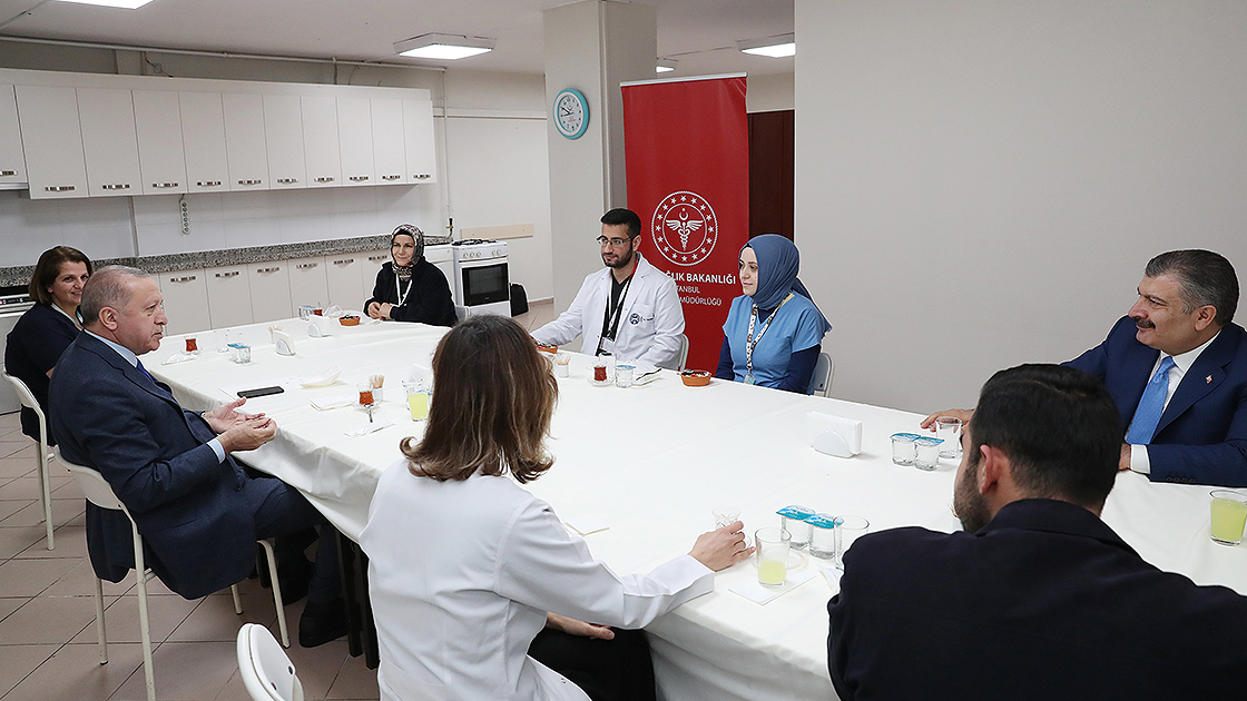 cumhurbaskani-erdogan-iftarini-saglik-calisanlariyla-yapti.jpg