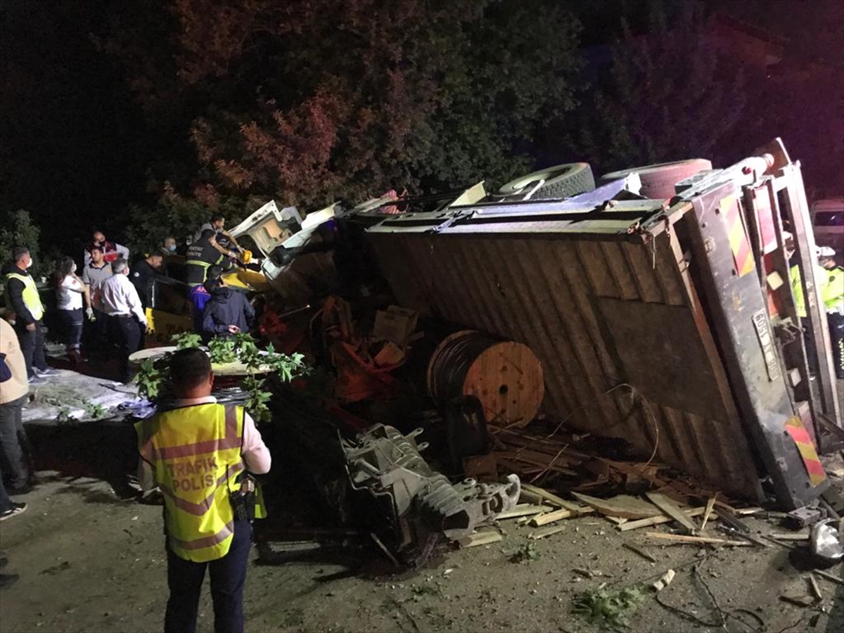 katliam-gibi-kaza-devrilen-vinc-11-araca-carpti-4-olu-4-yarali.jpg