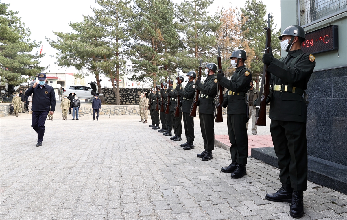 bakan-akar-ve-tsk-komuta-kademesi-harekat-merkezinde-004.jpg