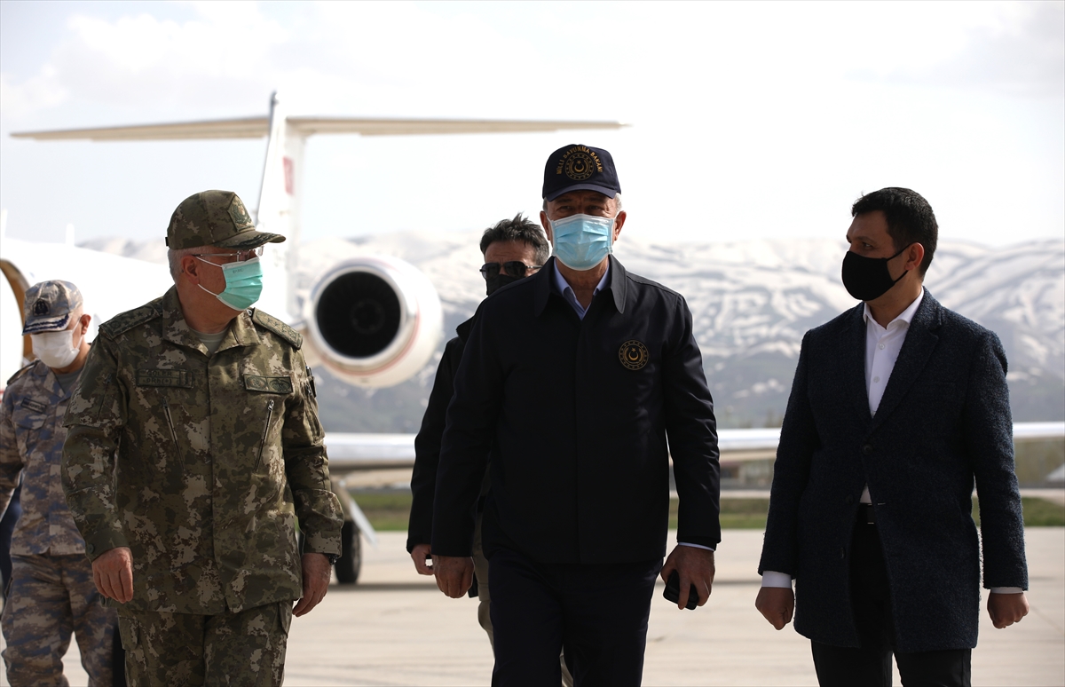 bakan-akar-ve-tsk-komuta-kademesi-harekat-merkezinde.jpg