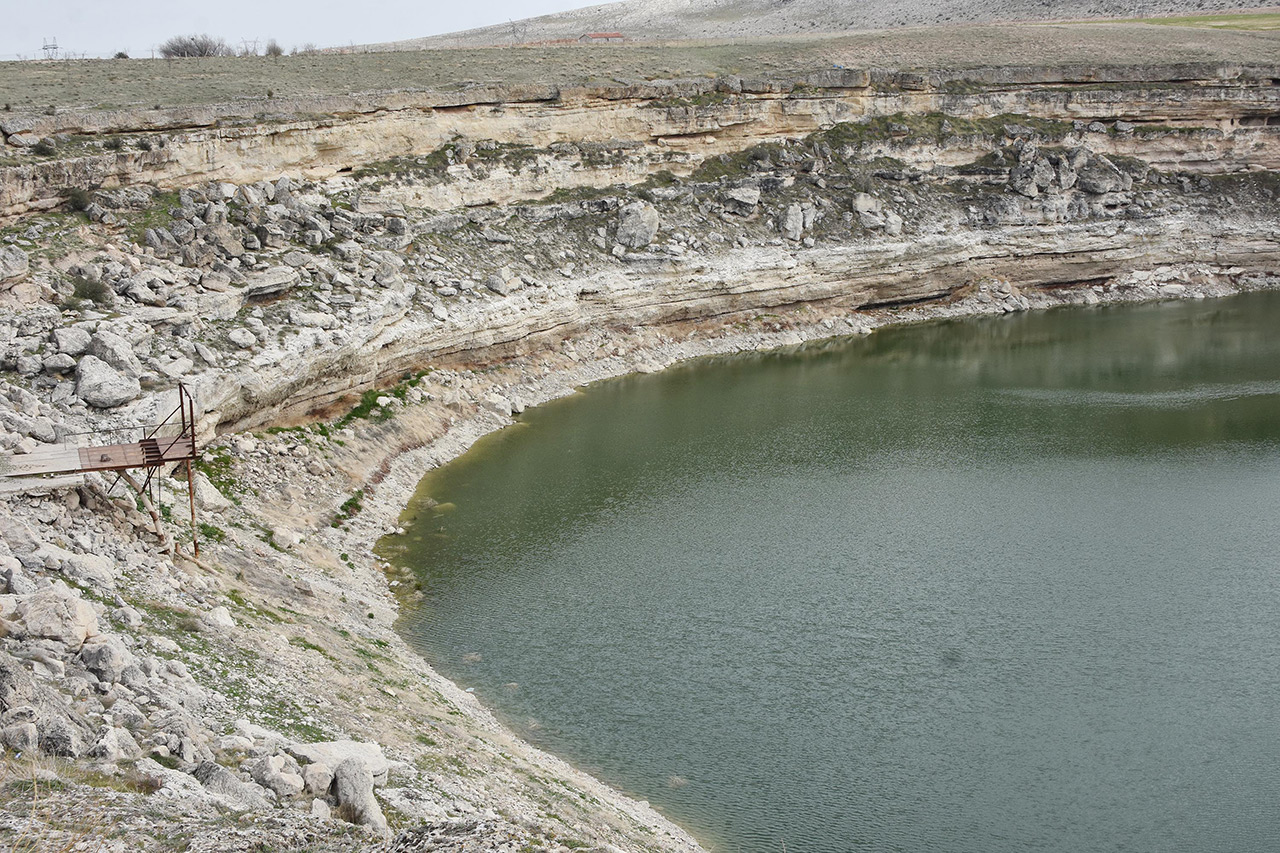 konyada-yasanan-kuraklik-nedeniyle-bu-goldeki-su-seviyesi-8-metre-dustu2.jpg