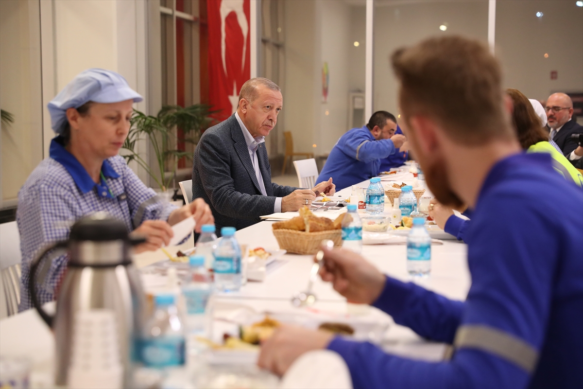 cumhurbaskani-erdogan-1-mayista-iftarini-iscilerle-yapti-003.jpg