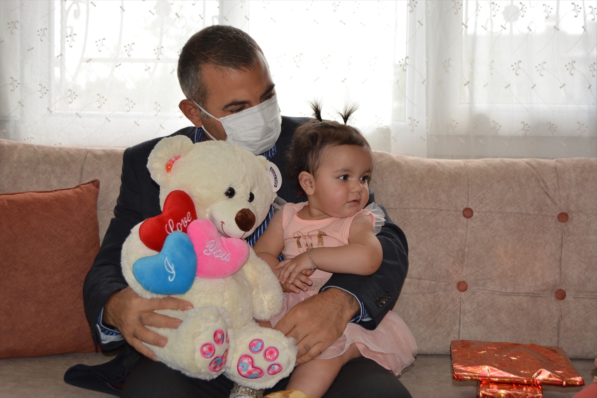 babasi-sehit-olduktan-sonra-dunyaya-gelen-minik-bahara-dogum-gunu-surprizi-3.jpg