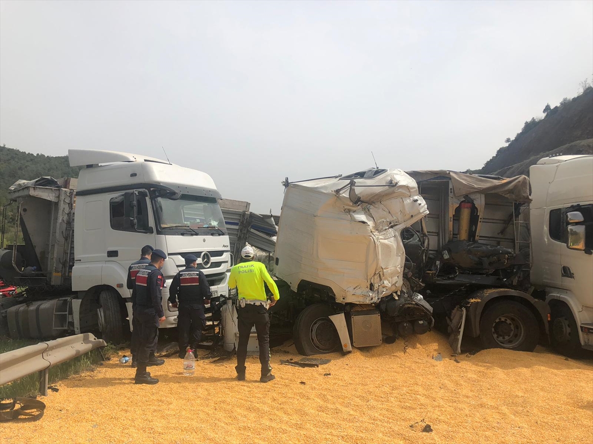 konya-plakali-tir-baska-bir-tira-carpti-suruculer-yarali-kurtuldu-003.jpg