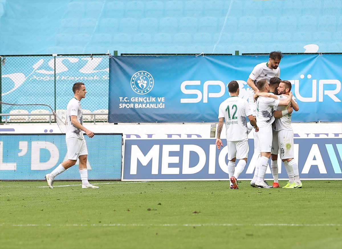 konyaspor-kritik-karsilasmada-3-puani-farkli-skorla-aldi-1.jpg