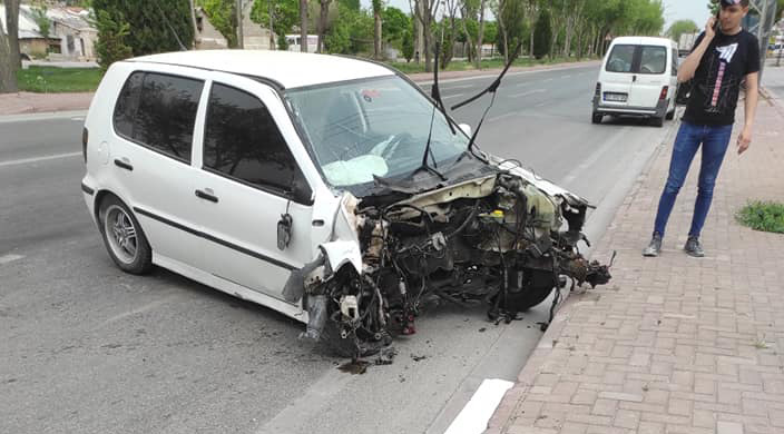 konyada-kaza-yapan-bir-aracin-firlayan-motoru-az-kalsin-bir-eve-giriyordu.jpg