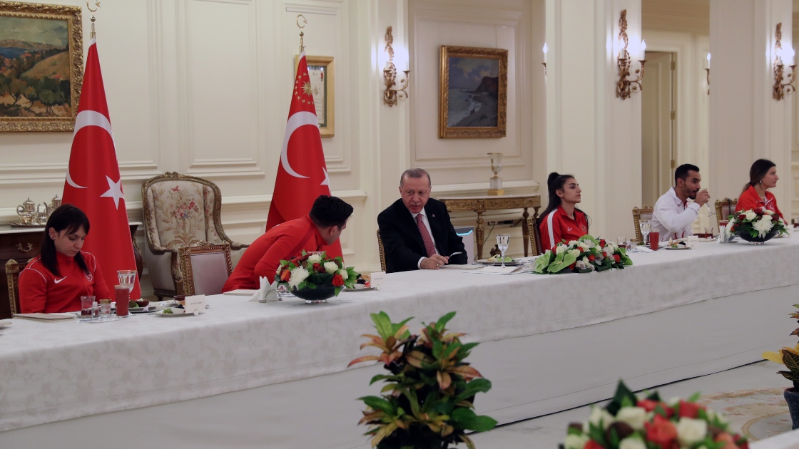 cumhurbaskani-erdogan-madalya-kazanan-milli-sporcularla-iftar-yapti.jpg