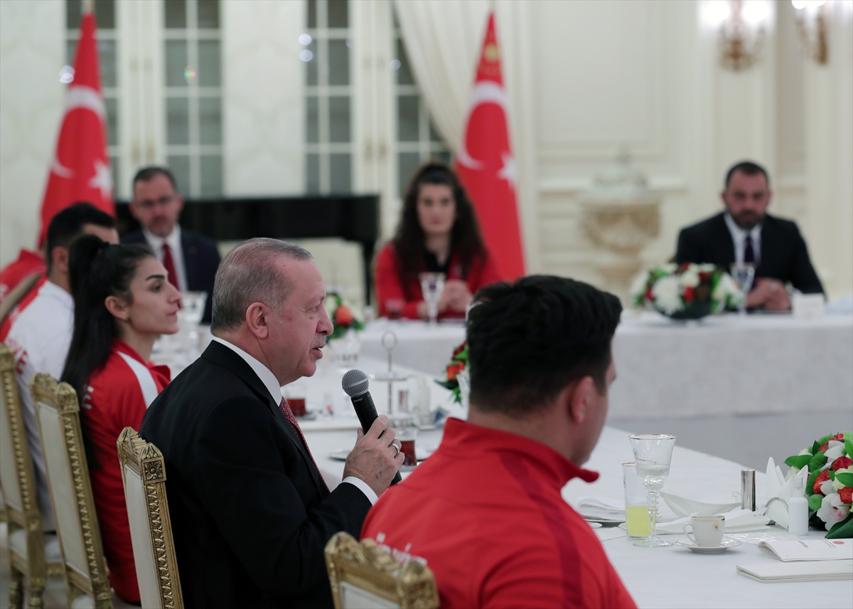 konyanin-sampiyon-sporculari-cumhurbaskani-erdogan-ile-iftar-yapti-1.jpg
