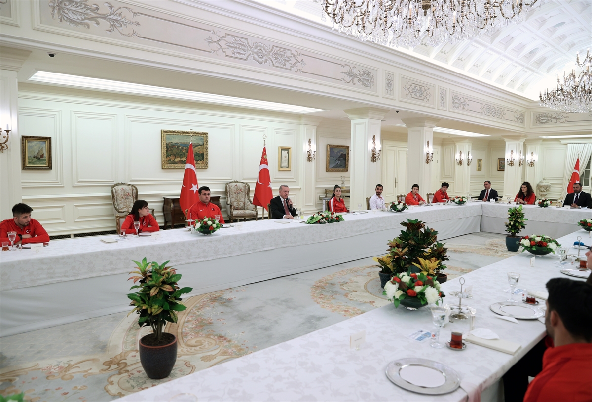 konyanin-sampiyon-sporculari-cumhurbaskani-erdogan-ile-iftar-yapti-2.jpg